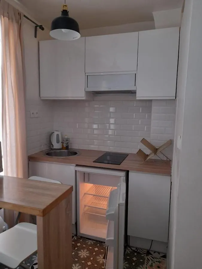 Studio Paris 11 calme quartier central, animé, proche metro Appartamento 0*,  Francia