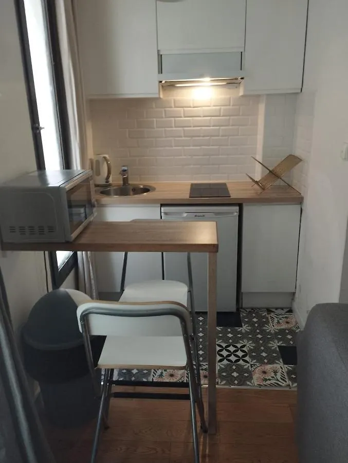 Studio Paris 11 calme quartier central, animé, proche metro Appartamento